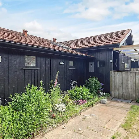 4 Person In Saeby-by Traum