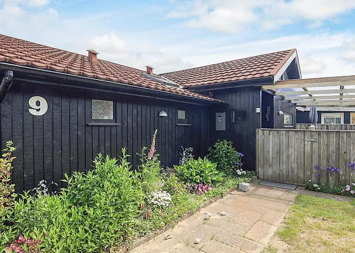 4 Person In Saeby-by Traum